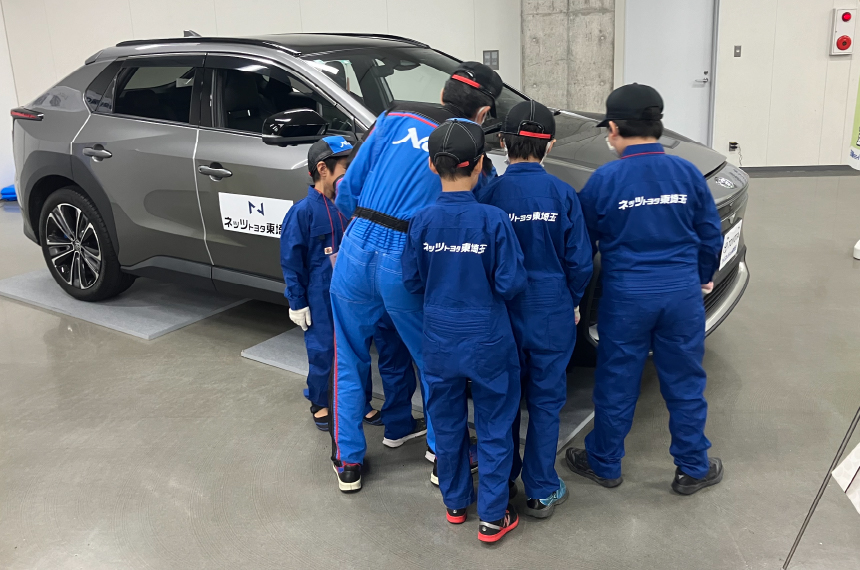 自動車整備士体験に取り組んでいる子どもたちの画像