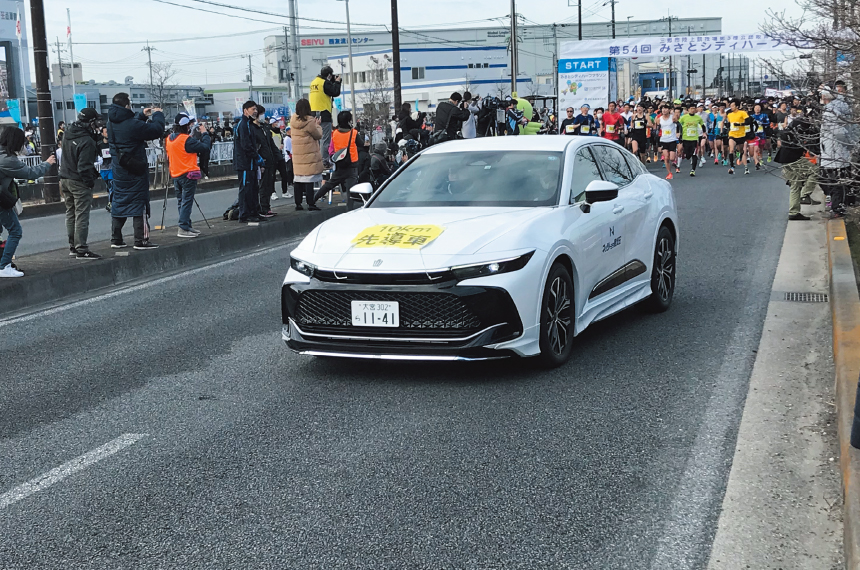 みさとシティハーフマラソン先導車両の画像