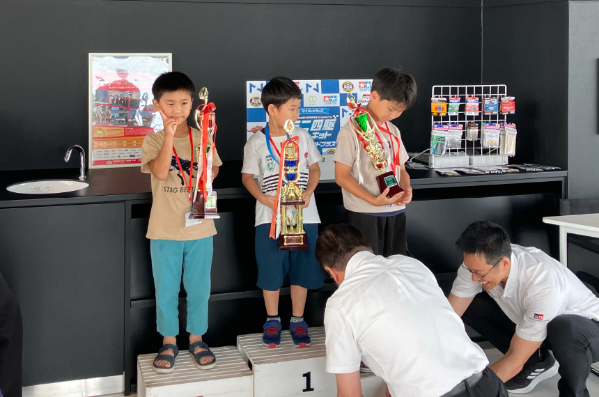 ミニ四駆サーキットの表彰台の画像