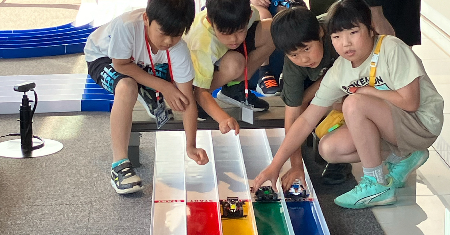 ミニ四駆サーキットで遊ぶ子供たちの画像