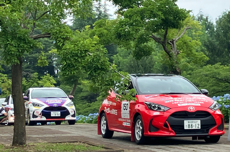 赤いヤリスの画像
