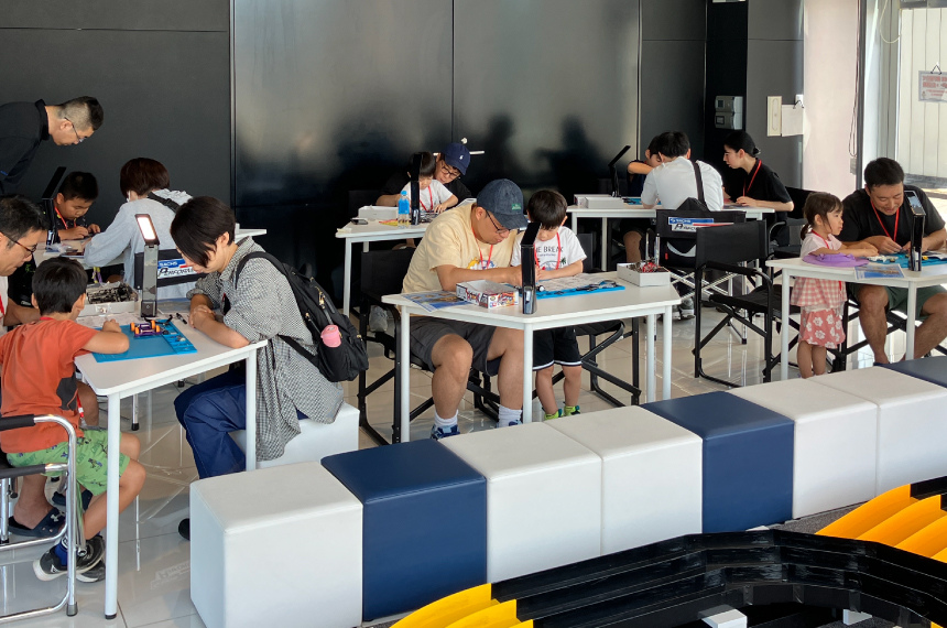 ミニ四駆親子組み立てイベントの画像