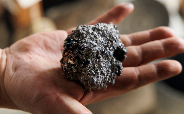 日本刀の材料となる玉鋼