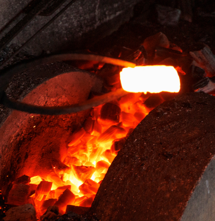 800〜900度の高温で玉鋼を加熱