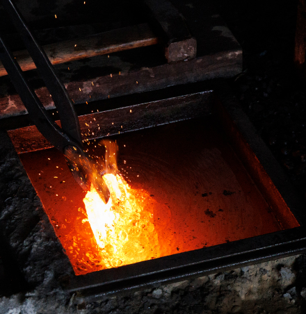 熱した玉鋼を水に入れて冷却