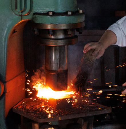 強力な叩きは機械式ハンマーで