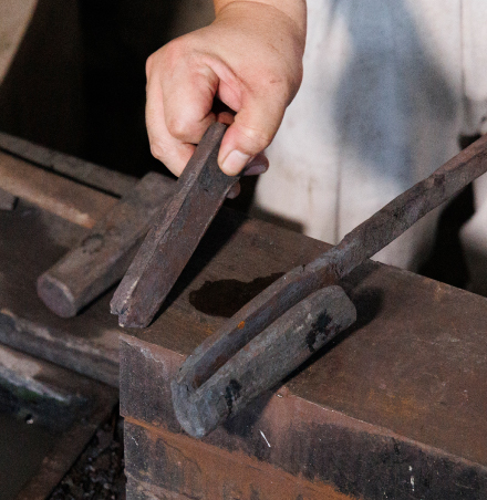 右が硬い「皮鉄」、左が柔らかい「心鉄」