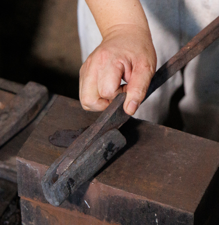 「心鉄」を「皮鉄」で包んで鍛着します