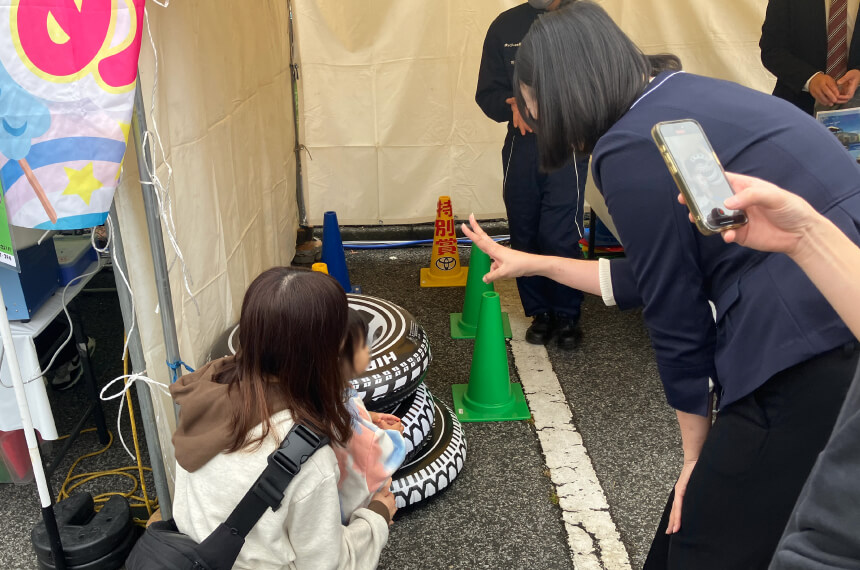  「中央区 区民祭り」でのタイヤ輪投げ