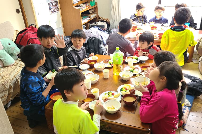 仲良く食卓を囲むかわぐち子供食堂の子どもたちの画像