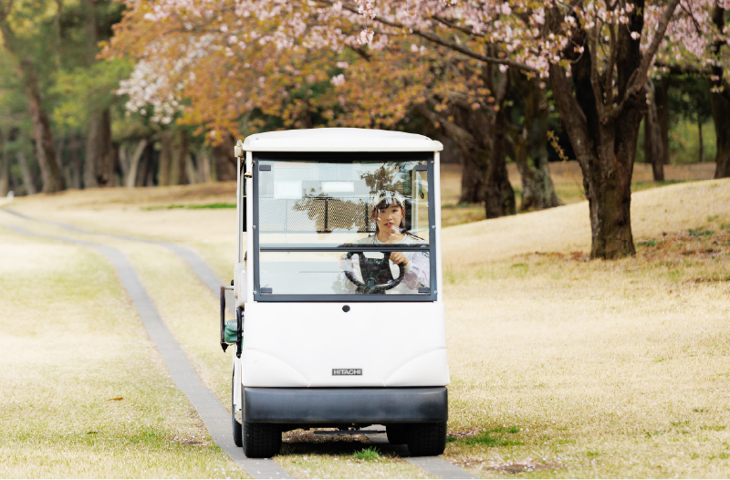 和田純怜選手がカートを運転している画像